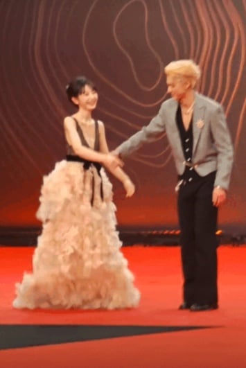 王鹤棣强拉手田曦薇甜揪耳 棣欣引力CP粉崩溃