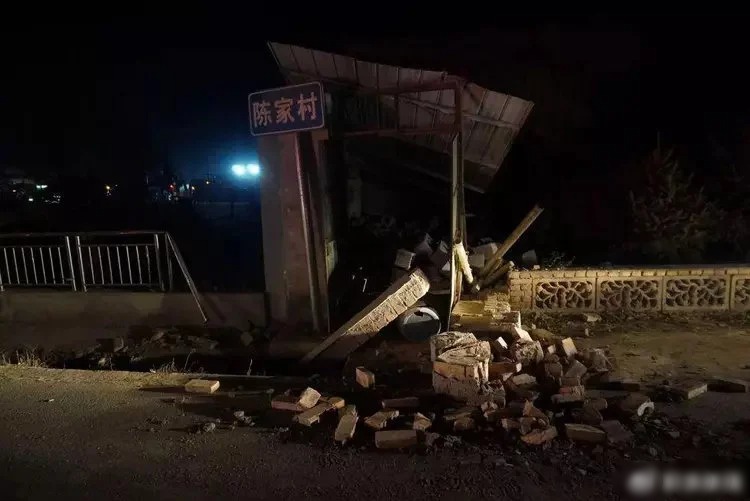 甘肃地震|舍身护瘫痪孙子头部 爷爷被瓦砾压身亡