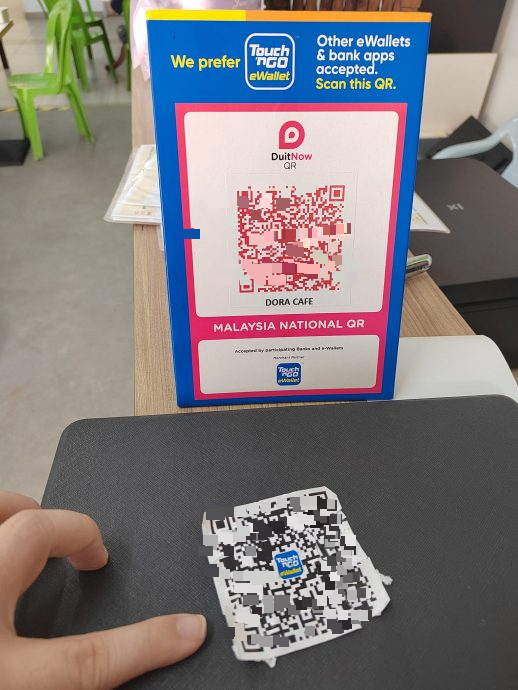 男子假意柜台付款 趁机换店家QR偷钱