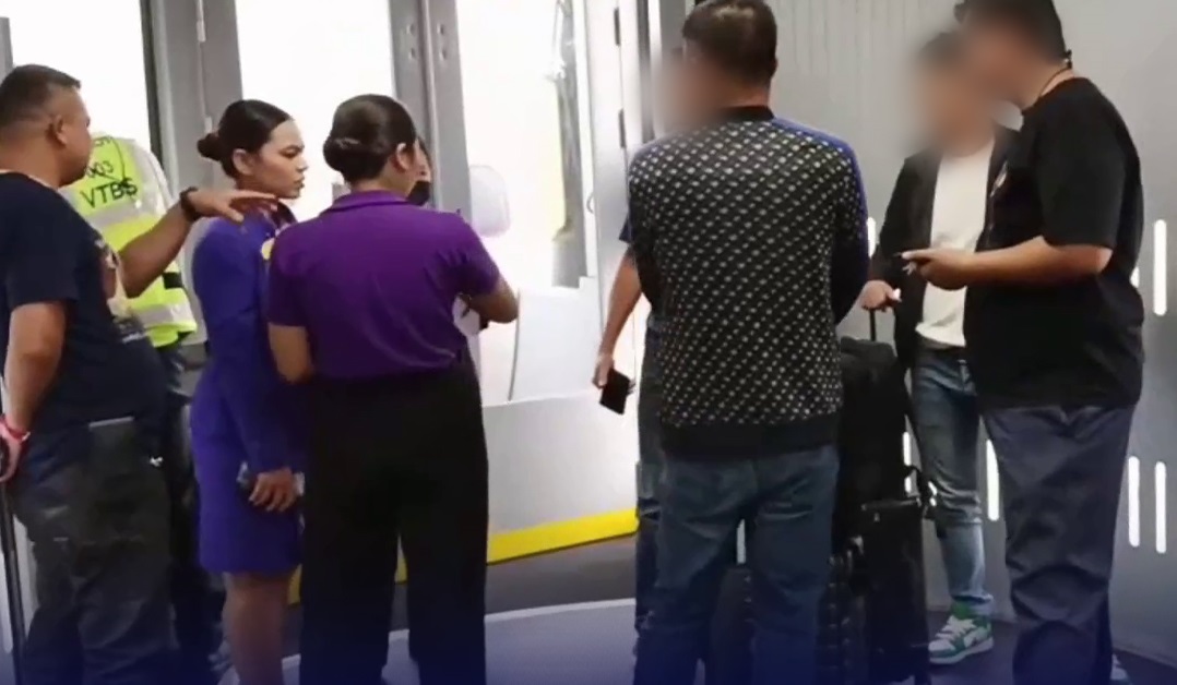 男子机上偷名牌包 岂料包内装了追踪器