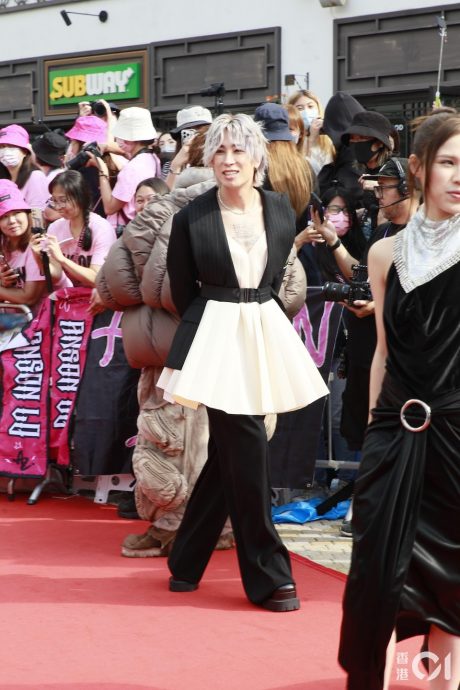 男星白裙造型撞佘诗曼　网民戏称：以为“Man姐”	