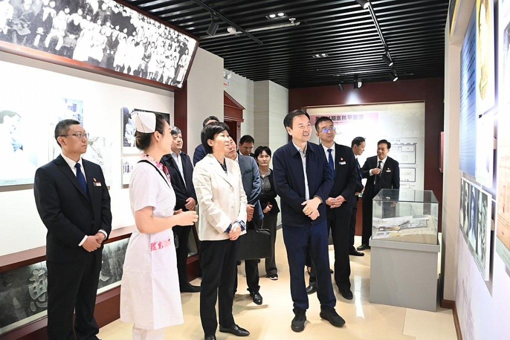 看世界)2年前水灾被记过降职 郑州前市长恢复级别