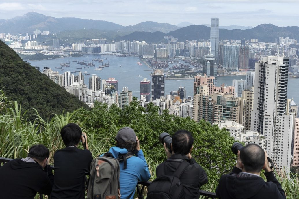 看世界两图)国产C919客机维港飞行演示 大批市民维港两岸观赏