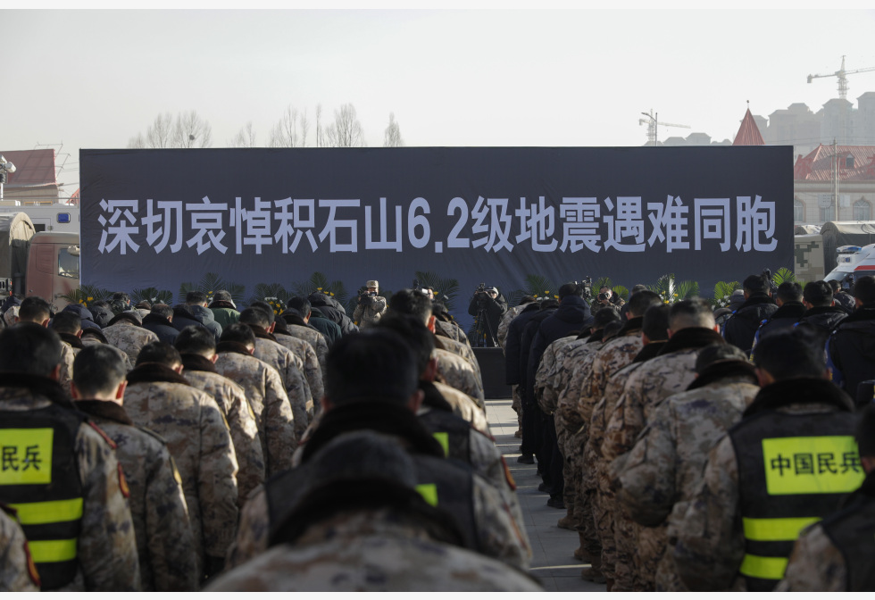 看世界两图)甘肃举行默哀仪式悼念地震遇难者 中小学复课