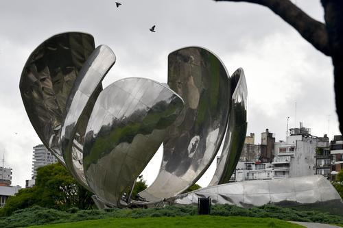 看世界)暴风袭击阿根廷首都 著名景点钢花应声断裂 飞机被吹离原位