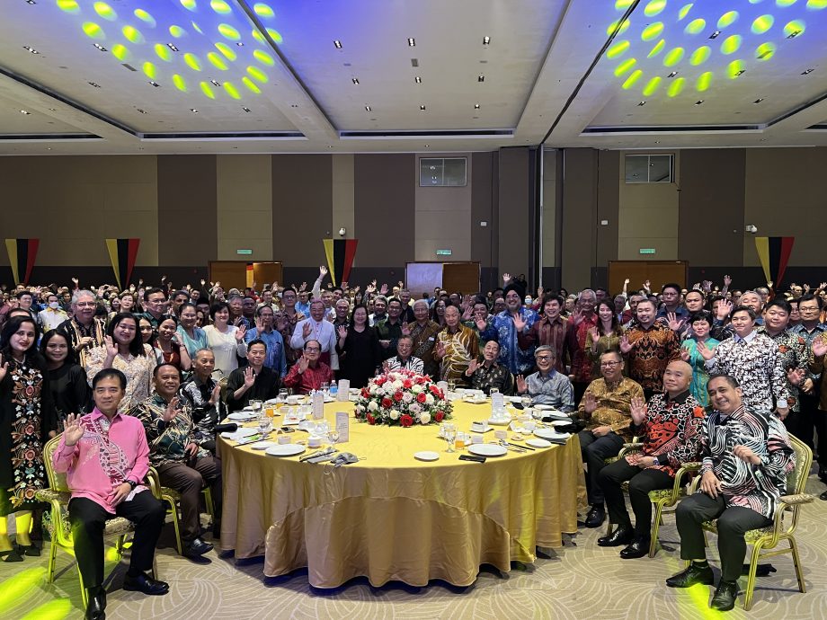 砂拉越总理拿督巴丁宜阿邦佐哈里宣布,明年拨款1亿1000万令吉给砂其他宗教事务单位(