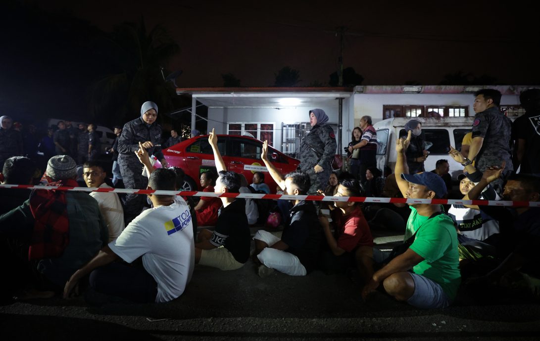 移民局突击隆市非法木屋区·逮捕69非法外劳包括2岁男童