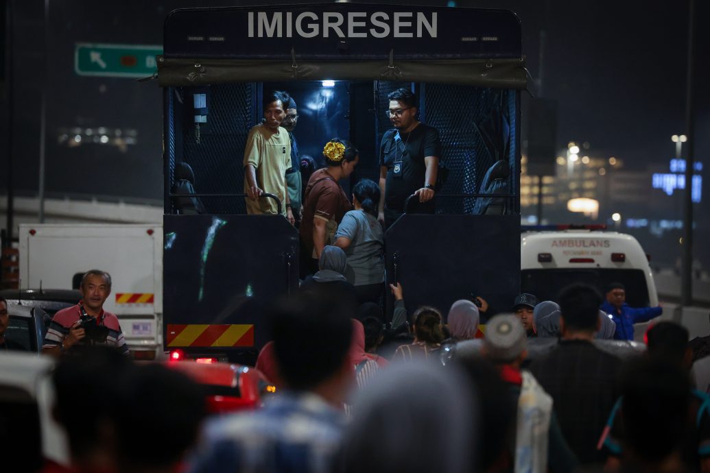 移民局突击隆市非法木屋区·逮捕69非法外劳包括2岁男童