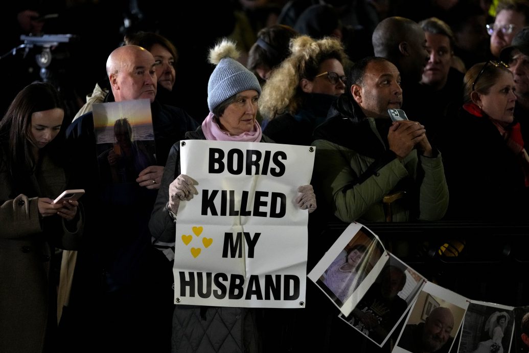 约翰逊向冠病受害者家属道歉 坚称其政府已尽力