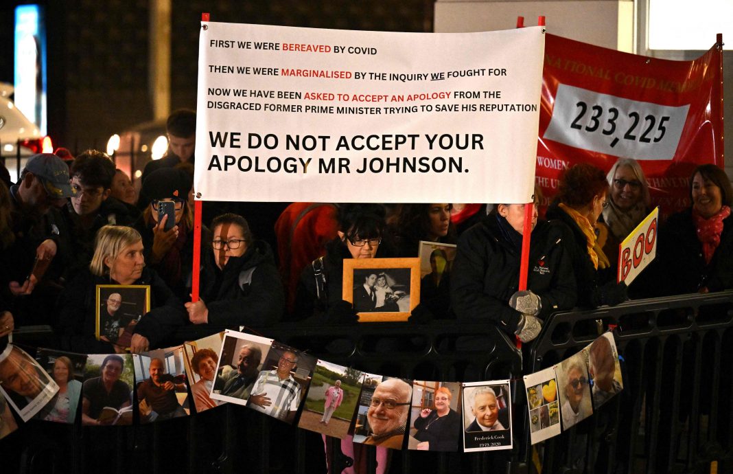 约翰逊向冠病受害者家属道歉 坚称其政府已尽力