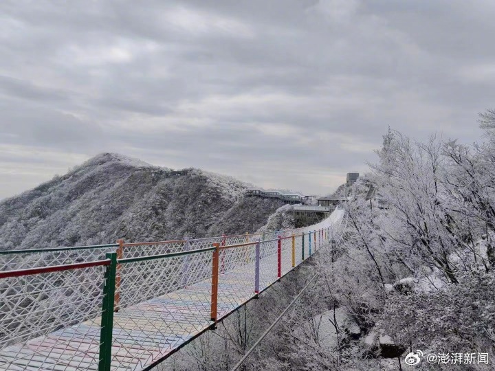 缆车因大风停驶 浙江景区51旅客被困半空两小时