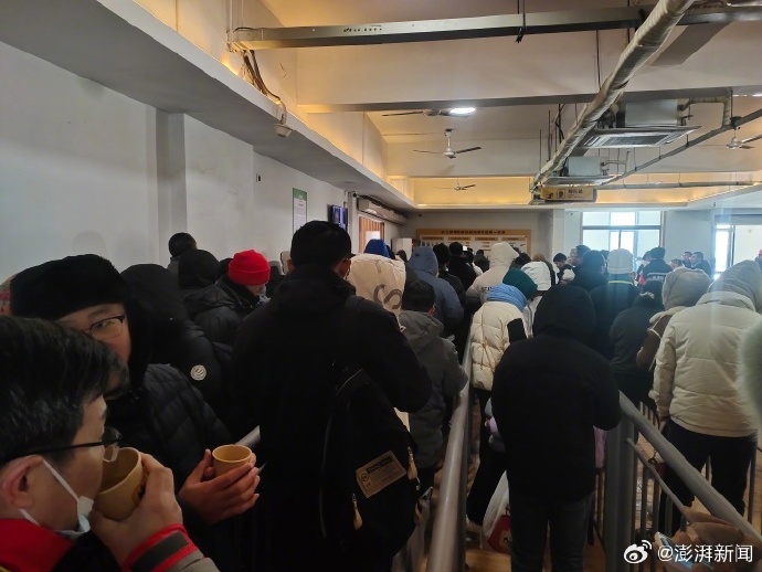 缆车因大风停驶 浙江景区51旅客被困半空两小时