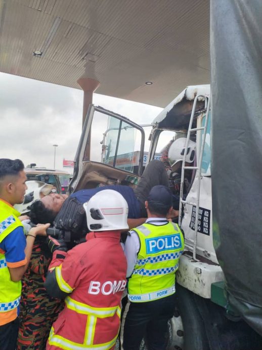 罗里撞收费站石墩 司机受困近1小时被救出