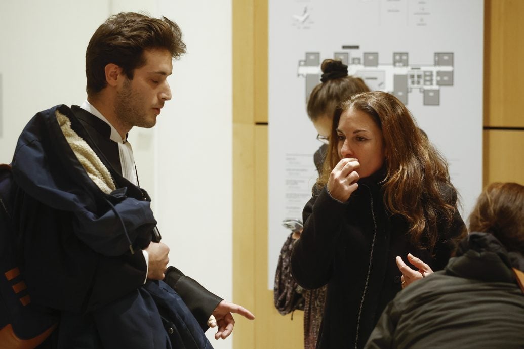 翘课女学生诬陷!历史老师惨遭斩首 法国6名青少年被定罪