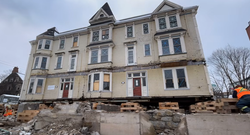 肥皂还有这用法!建筑公司垫700个象牙皂 拖动220吨建物