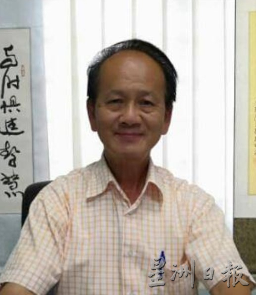 芦小桌椅破旧不堪,学生上课需铺报纸做功课