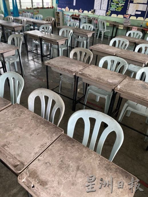 芦小桌椅破旧不堪,学生上课需铺报纸做功课