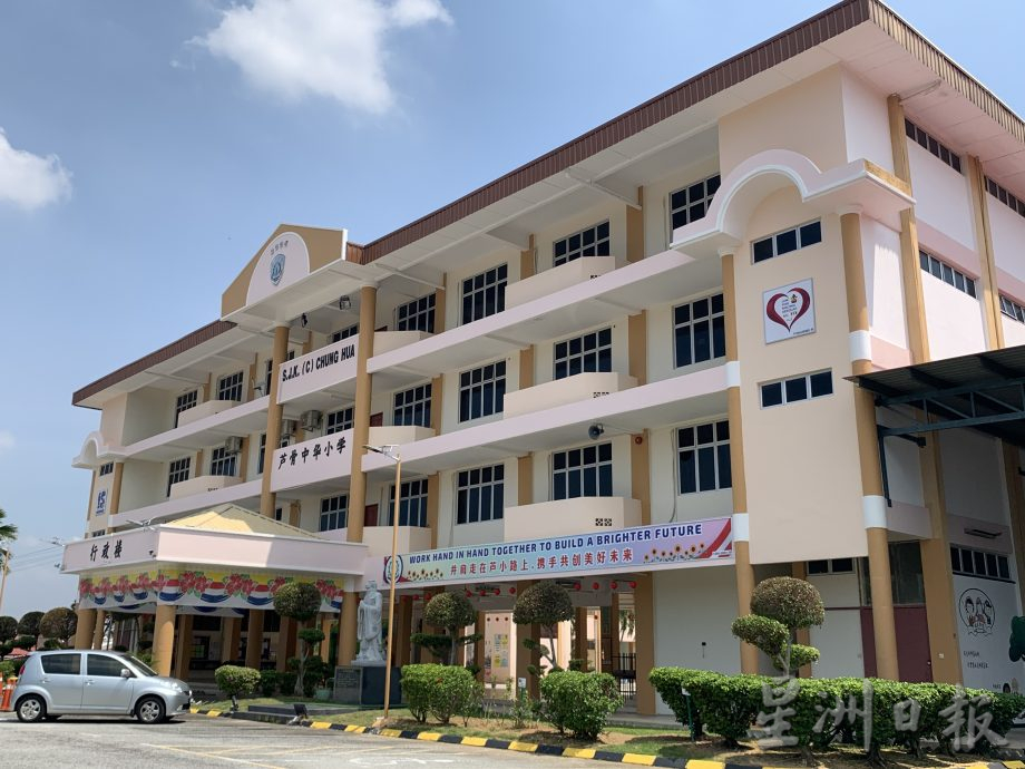 芦小桌椅破旧不堪,学生上课需铺报纸做功课