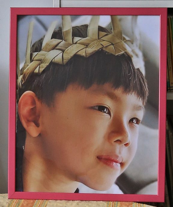 营地土崩一周年 | 被官员呛“孩子死了可以再生”父母:营地业者没交代人性在哪?