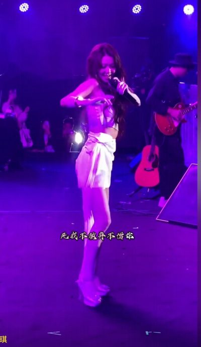 薛凯琪撞脸温碧霞? 妩媚登台被酸“越老越姣”