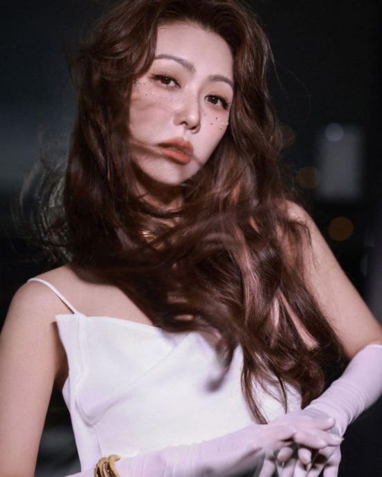 薛凯琪撞脸温碧霞? 妩媚登台被酸“越老越姣”