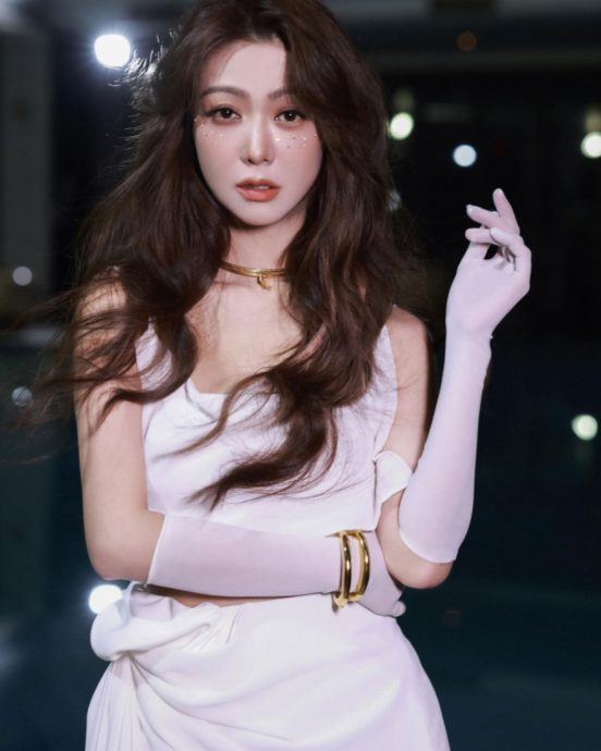 薛凯琪撞脸温碧霞? 妩媚登台被酸“越老越姣”