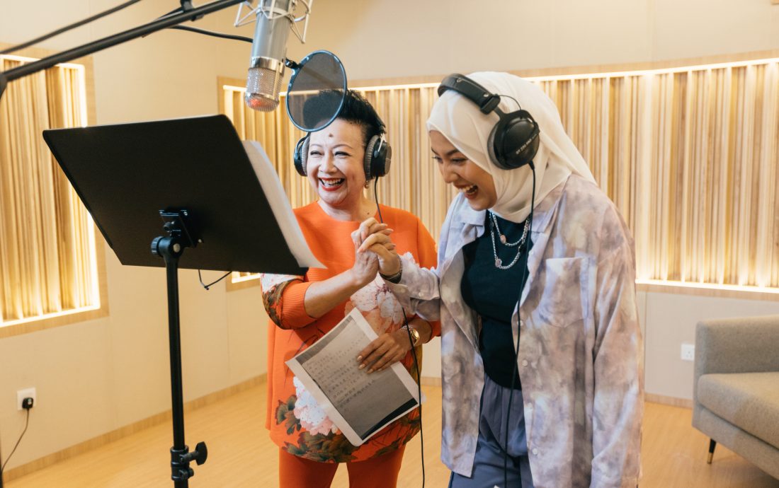 薛家燕、茜拉首次携手 5种语言贺新岁