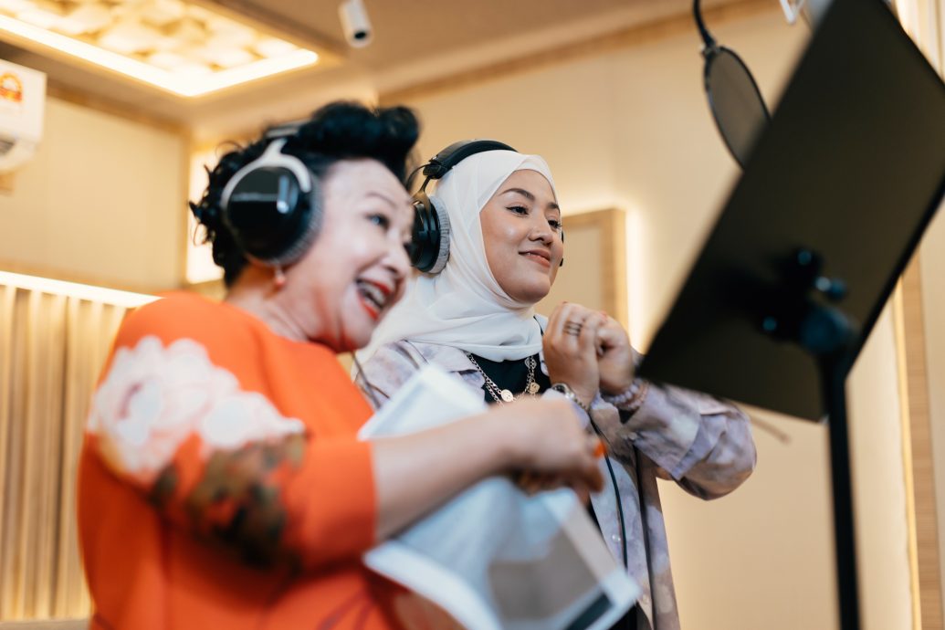 薛家燕、茜拉首次携手贺新岁 茜拉：舌头快打结了