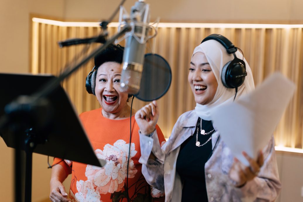 薛家燕、茜拉首次携手 5种语言贺新岁