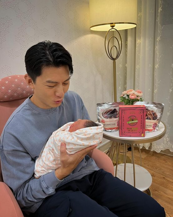 袁伟豪神复制儿得意奸笑 搞笑喊:肯定是我儿子!