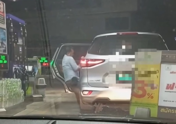 视频|不满车内开空调踢车门 司机发火拉女乘客下车