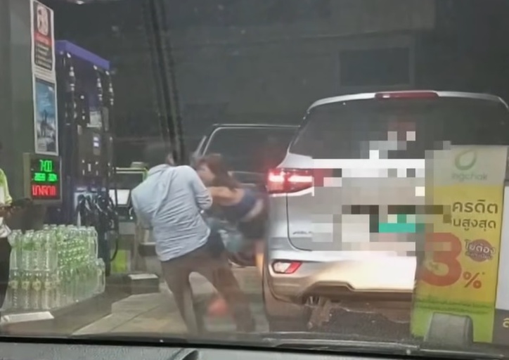 视频|不满车内开空调踢车门 司机发火拉女乘客下车