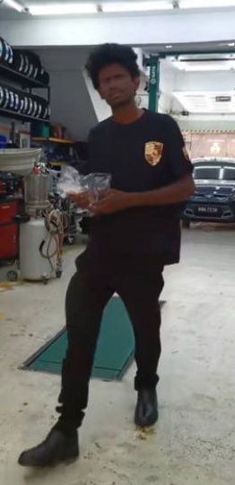 视频|不舍印裔员工穿著破烂 大爱老板送T恤获网民赞好