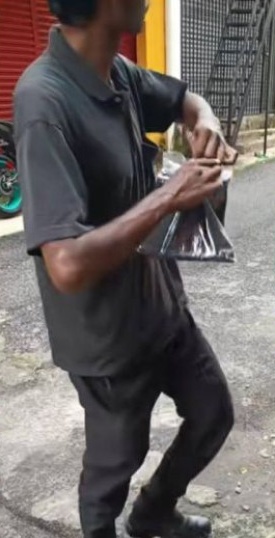 视频|不舍印裔员工穿著破烂 大爱老板送T恤获网民赞好