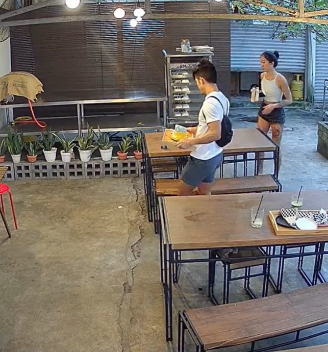 视频|主动收拾自己和别人餐盘 店主大赞狮城情侣 “大马人可学着点”