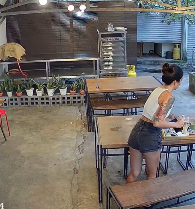 视频|主动收拾自己和别人餐盘 店主大赞狮城情侣 “大马人可学着点”