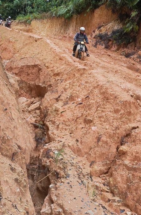 视频|内陆老师年终假期惊险回乡 骑摩托上山下河穿越泥泞路