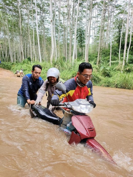 视频|内陆老师年终假期惊险回乡 骑摩托上山下河穿越泥泞路