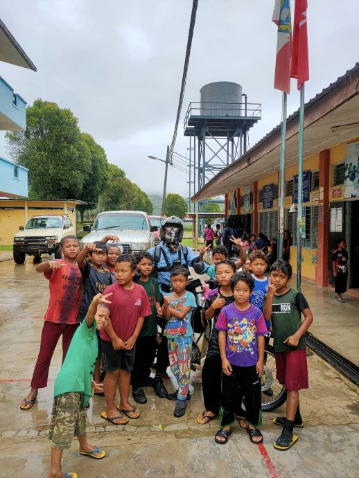 视频|内陆老师年终假期惊险回乡 骑摩托上山下河穿越泥泞路