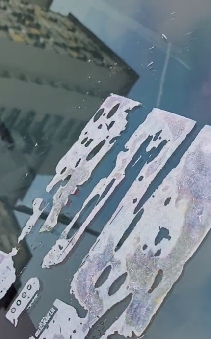 视频|宣传单粘挡风镜洗不脱 女子投诉获回应:“业者已道歉并清理干净了”