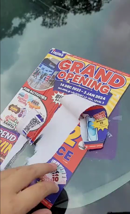 视频|宣传单粘挡风镜洗不脱 女子投诉获回应:“业者已道歉并清理干净了”