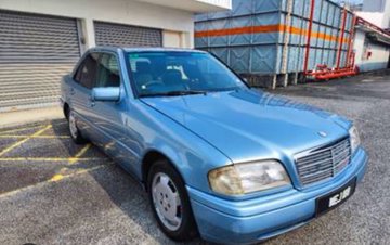 视频|男子不满送错餐踩上门 “害我驾马赛迪来这里!”