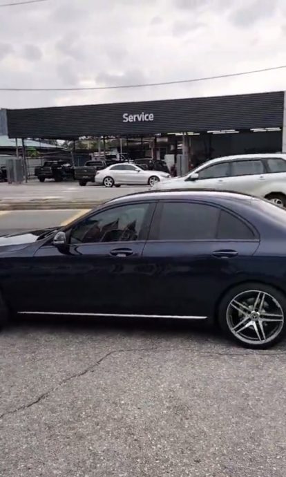 视频|退休驾马赛地当司机 大叔:在家吃睡太闲了!