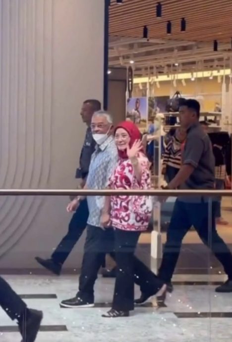 视频|逛TRX热情打招呼 元首伉俪获赞亲民