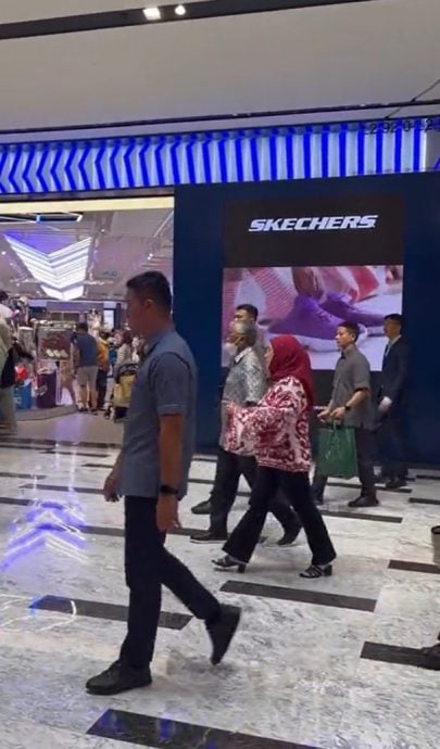 视频|逛TRX热情打招呼 元首伉俪获赞亲民