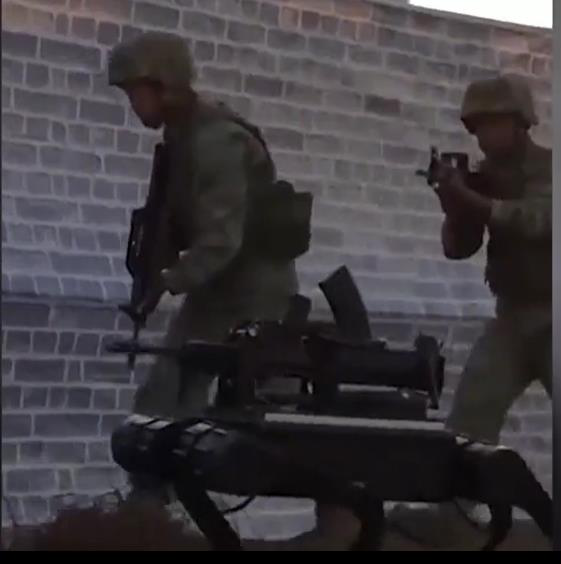 解放军战斗机器狗投入实战 能发射火箭弹