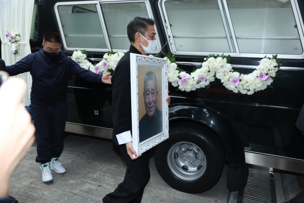 送别亡父|刘德华捧父亲遗照 神色凝重难掩悲痛