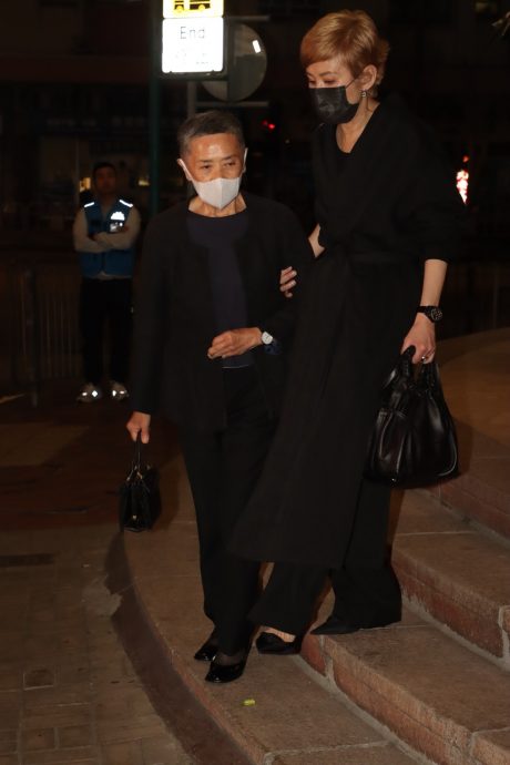 送别亡父|刘德华捧父亲遗照 神色凝重难掩悲痛