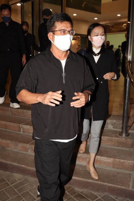 送别亡父|刘德华捧父亲遗照 神色凝重难掩悲痛