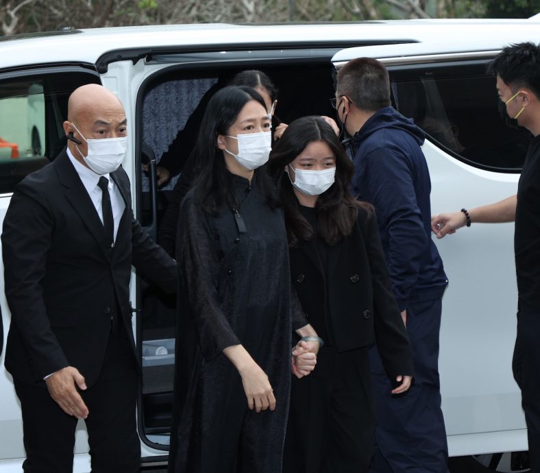 送别亡父|刘德华捧父亲遗照 神色凝重难掩悲痛